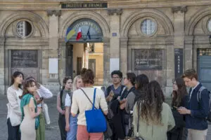 Etudiants des CCFS devant le collège de France