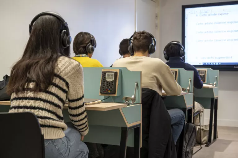 Cours semestriel de français intensif, salle de phonétique